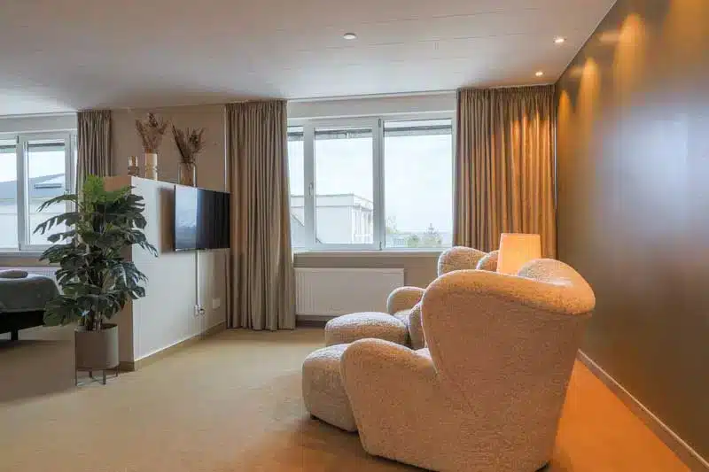 To lænestole med skammel i værelse 103