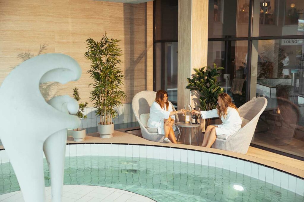 Tag på spa ophold med din veninde og nyd en drink i vores spa og wellnessområde