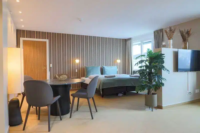 Spisebord med fire stole i værelse 103