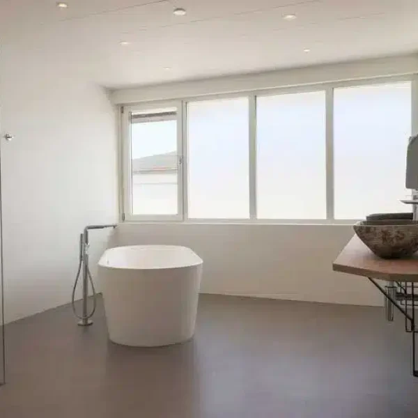 Badeværelse med fritstående badekar i værelse 103