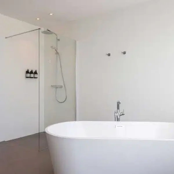 Bruser i værelse 103