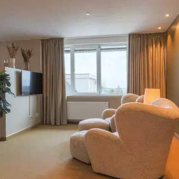 To lænestole med skammel i værelse 103