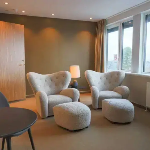 To lænestole med skammel i værelse 102