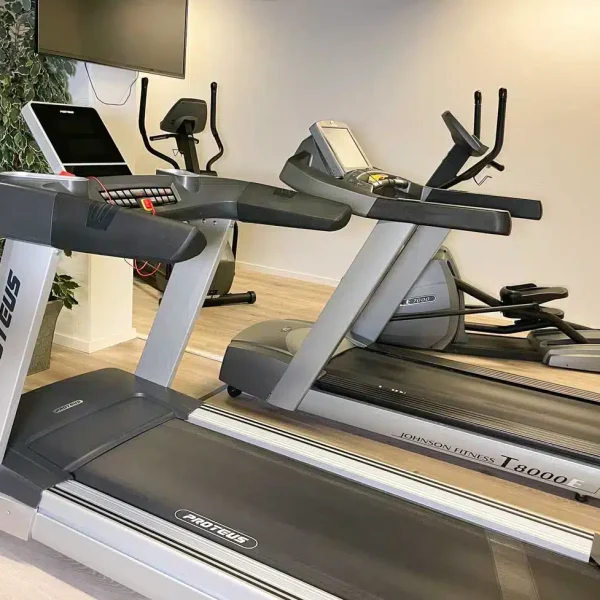 To løbebånd og to crosstrainers