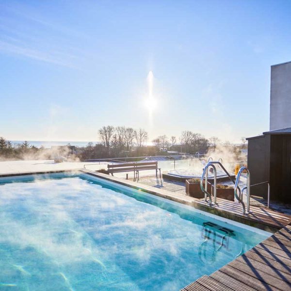 30 grader varmt udendørs saltvandsbassin med 3% saltopløsning