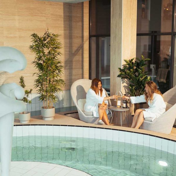 Tag på spa ophold med din veninde og nyd en drink i vores spa og wellnessområde