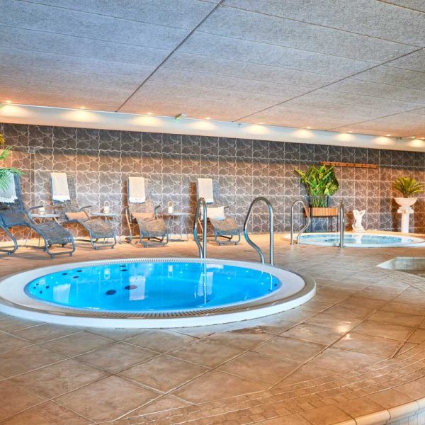 To indendørs spabade hos Hotel Viking