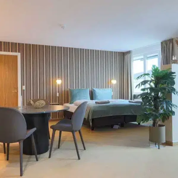 Spisebord med fire stole i værelse 103