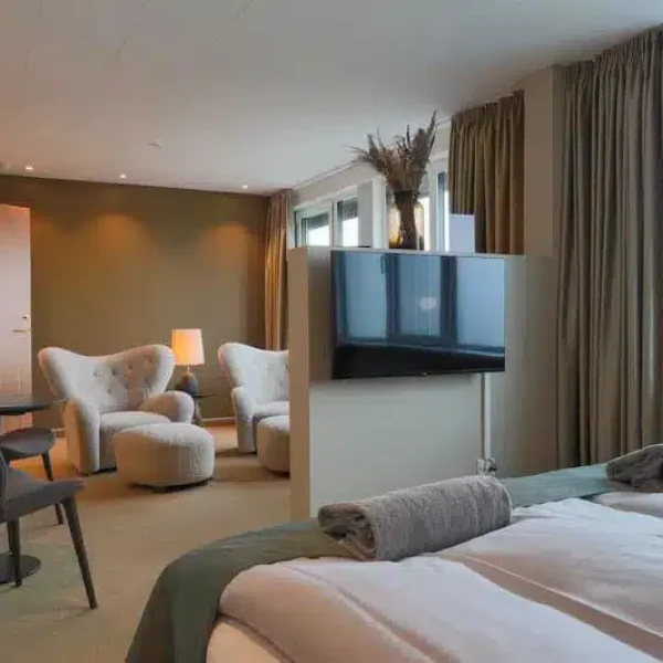 TV ved seng i værelse 102