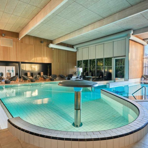 30 grader varmt wellnessbassin med boblezone, paddehat og massagestråler